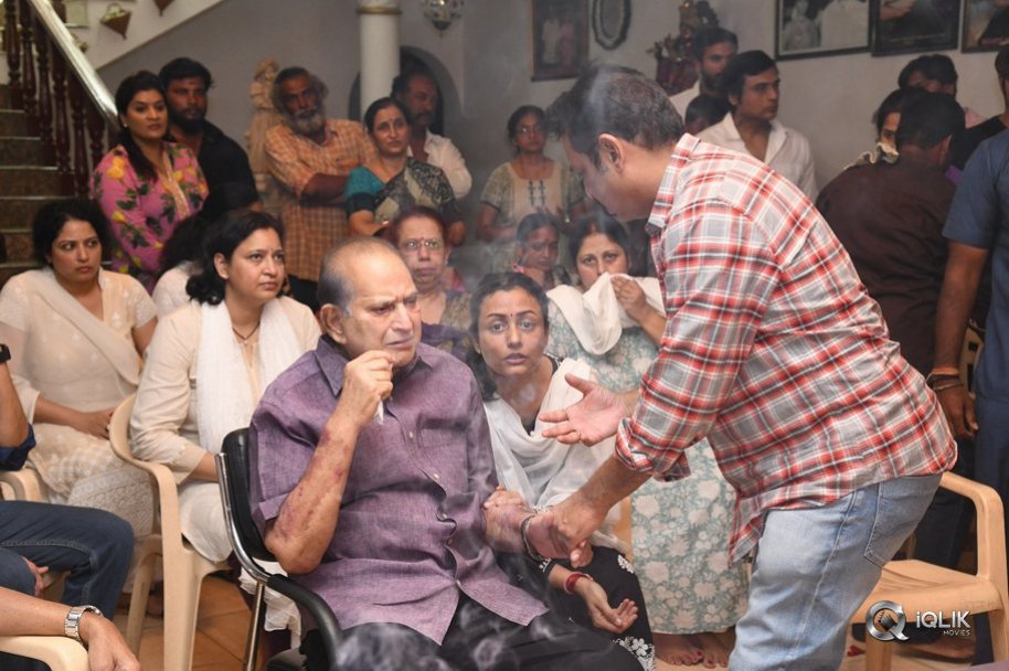 Celebrities-Pay-Homage-to-Vijaya-Nirmala-Garu